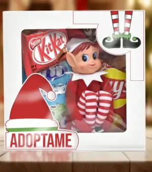 Caja con ventana transparente. Dentro de la caja está el Elfo travieso con chuches y un certificado de adopción. Listo para regalar a un niño o niña.