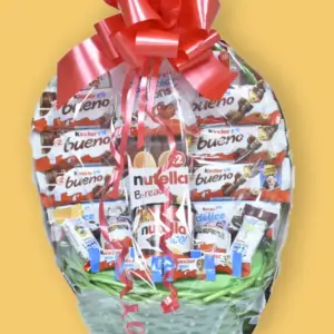 Cesta rellena de Kinder cerrada con un lazo rojo.