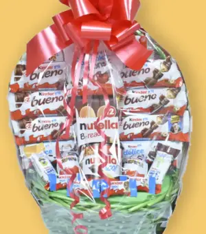 Cesta rellena de Kinder cerrada con un lazo rojo.