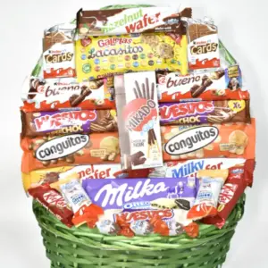 Cesta con chocolates surtido. Milka, Kinder, Lacasitos.