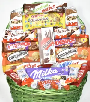 Cesta con chocolates surtido. Milka, Kinder, Lacasitos.