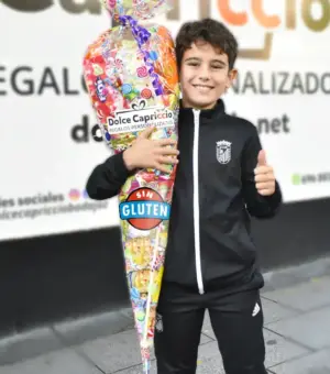 Cono de chuches Sin Gluten sujetado por niño.