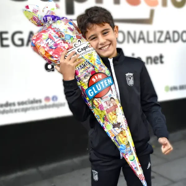 Cono de chuches Sin Gluten sujetado por niño.
