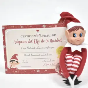 Elfo Travieso sentado con un certificado de adopción.