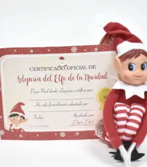 Elfo Travieso sentado con un certificado de adopción.