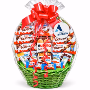 Cesta de chocolates Kínder y Nutella para empresas, en mimbre verde, envuelta en celofán con lazo rojo y logo de Grupo Aceralia.