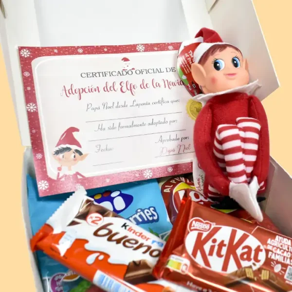 Caja abierta. Dentro de la caja está el Elfo travieso con chuches y un certificado de adopción. Listo para regalar a un niño o niña.