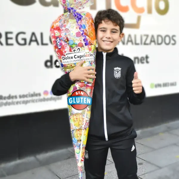 Cono de chuches Sin Gluten sujetado por niño.