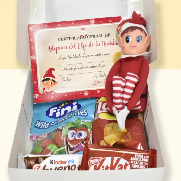 Caja abierta. Dentro de la caja está el Elfo travieso con chuches y un certificado de adopción. Listo para regalar a un niño o niña.