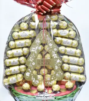 Cesta de mimbre con bombones Ferrero Rocher. Viene cerrada en papel celofán y un lazo.