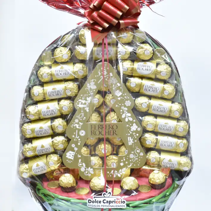 Cesta de mimbre con bombones Ferrero Rocher. Viene cerrada en papel celofán y un lazo.