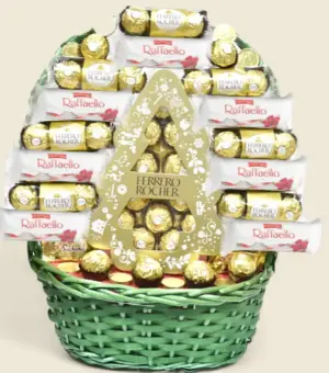 Cesta de Ferrero Rocher y Raffaello con mimbre, de color verde.