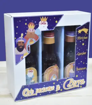 Estuche con 3 cervezas dentro caracterizadas con los Reyes Magos. El estuche viene diseñado con los tres Reyes Magos y con la frase, Oro incienso y birra.