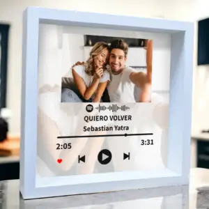 Marco blanco con fotografía de la pareja y canción de spotify.