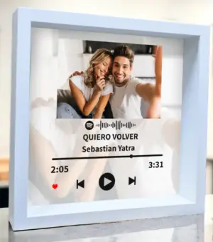 Marco blanco con fotografía de la pareja y canción de spotify.