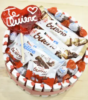 Tarta kinder vista desde arriba con piruleta de corazón.