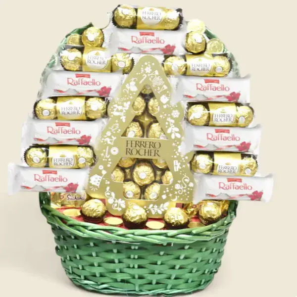 Cesta de Ferrero Rocher y Raffaello con mimbre, de color verde.