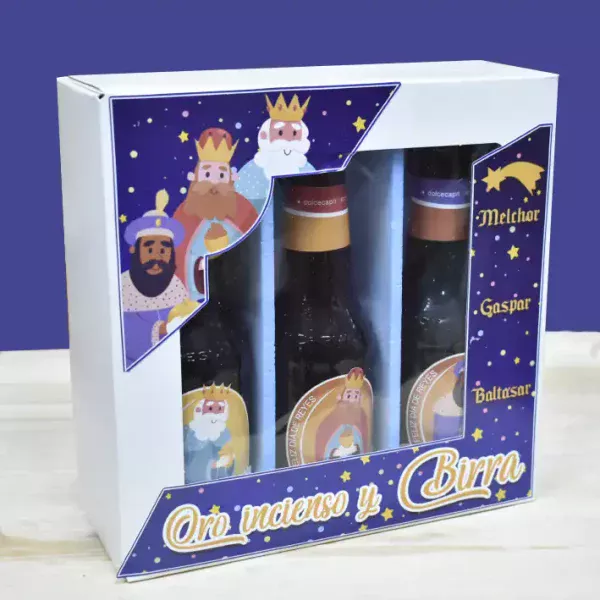 Estuche con 3 cervezas dentro caracterizadas con los Reyes Magos. El estuche viene diseñado con los tres Reyes Magos y con la frase, Oro incienso y birra.