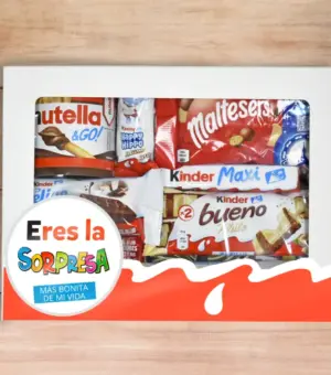 Caja con ventana que se ve el interior lleno de chocolates. Con mensaje " Eres la sorpresa más bonita de mi vida"