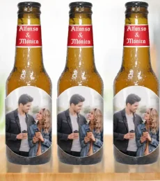 3 botellines de cerveza con foto de pareja personalizadas con texto.