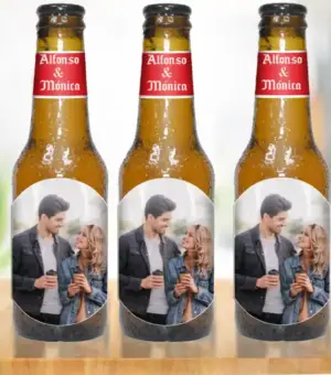 3 botellines de cerveza con foto de pareja personalizadas con texto.