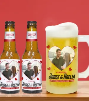 2 Cervezas personalizadas con foto y nombre de la pareja y una jarra de cerveza personalizada con el mismo diseño con la cervezas.