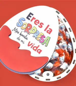 Caja de madera en forma de huevo kinder con la tapa abierta, se ve el relleno, que son SchokoBons.