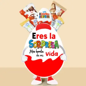 Kinderino de madera abierto por arriba con chocolates kinder.