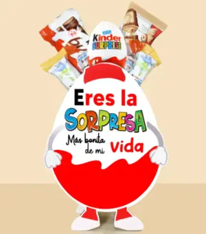 Kinderino de madera abierto por arriba con chocolates kinder.