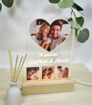 Marco de metacrilato con 4 fotos iluminadas. Una lampara personalizada con texto ( Gabriel & Lucía )