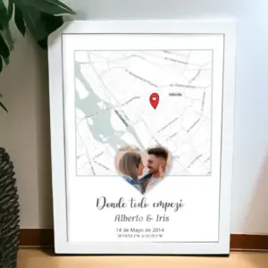Marco de madera blanco con coordenadas, foto y nombre de la pareja.