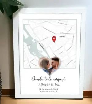 Marco de madera blanco con coordenadas, foto y nombre de la pareja.