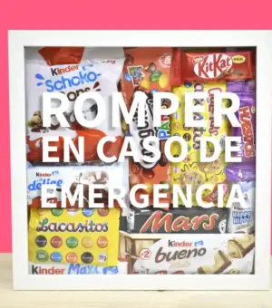 Marco profundo de madera lleno de chocolates. Con mensaje " Romper en caso de emergencia".