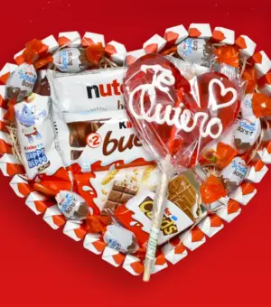 Tarta kinder en forma de corazón con piruleta de caramelo con la palabra Te quiero