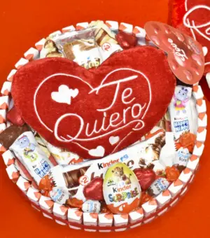 Tarta Kinder redonda con un peluche en forma de corazón.