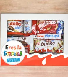 Caja con ventana que se ve el interior lleno de chocolates. Con mensaje " Eres la sorpresa más bonita de mi vida"