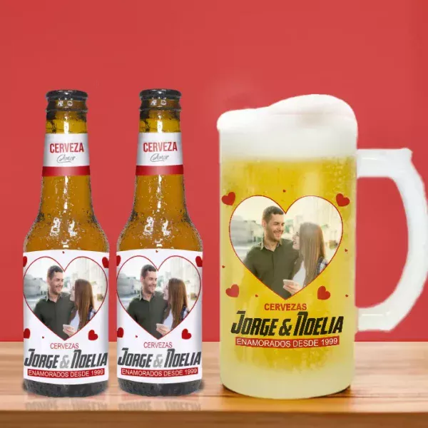 2 Cervezas personalizadas con foto y nombre de la pareja y una jarra de cerveza personalizada con el mismo diseño con la cervezas.