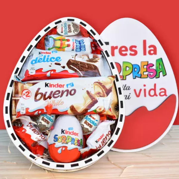 Caja de madera en forma de huevo kinder. La caja está de pie y la tapa de la caja está abierta y se ve dentro el chocolate que lleva.