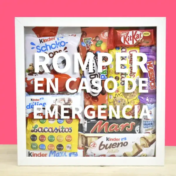 Marco profundo de madera lleno de chocolates. Con mensaje " Romper en caso de emergencia".