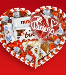 Tarta kinder en forma de corazón con piruleta de caramelo con la palabra Te quiero