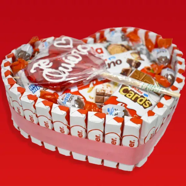 Tarta kinder en forma de corazón con piruleta de caramelo con la palabra Te quiero