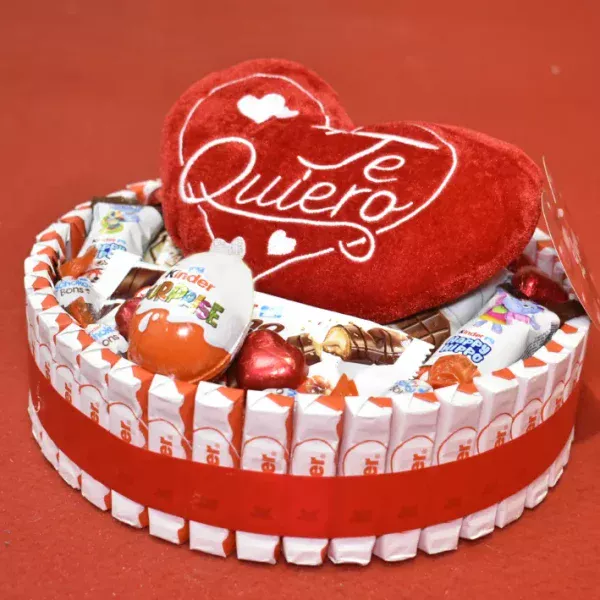 Tarta redonda con peluche en forma de corazón.