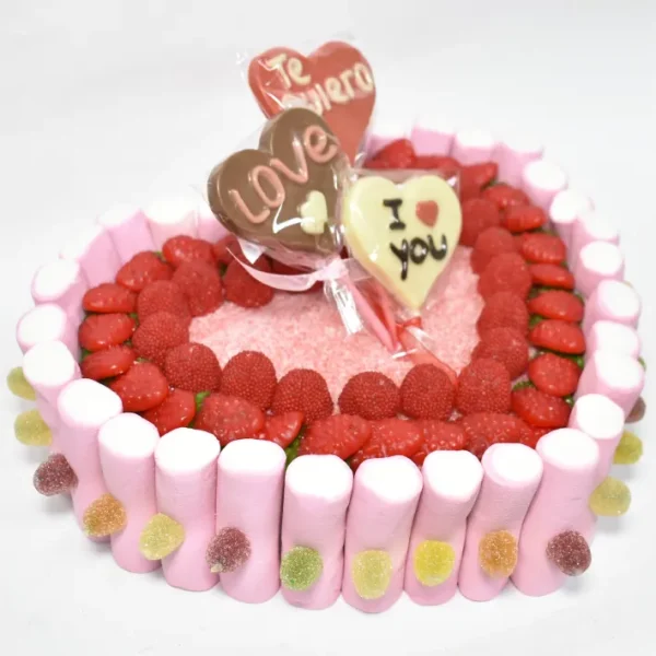 Tarta de chuches en forma de corazón. Fresas, moras lenguas y piruletas de chocolate.