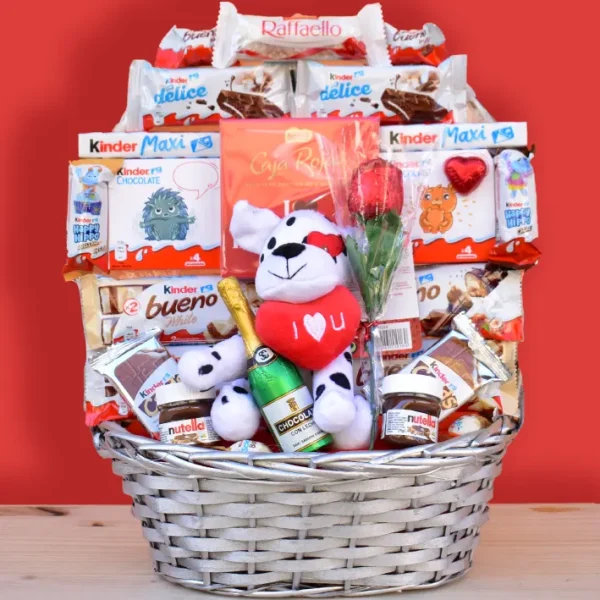 Cesta con chocolates surtidos y un peluche, ideal para regalar en San Valentín.