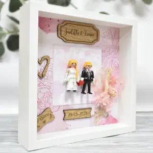 Marco de madera profundo con playmobil personalizados con nombres y textos para regalo de boda.