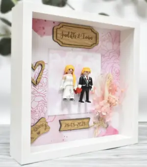 Marco de madera profundo con playmobil personalizados con nombres y textos para regalo de boda.