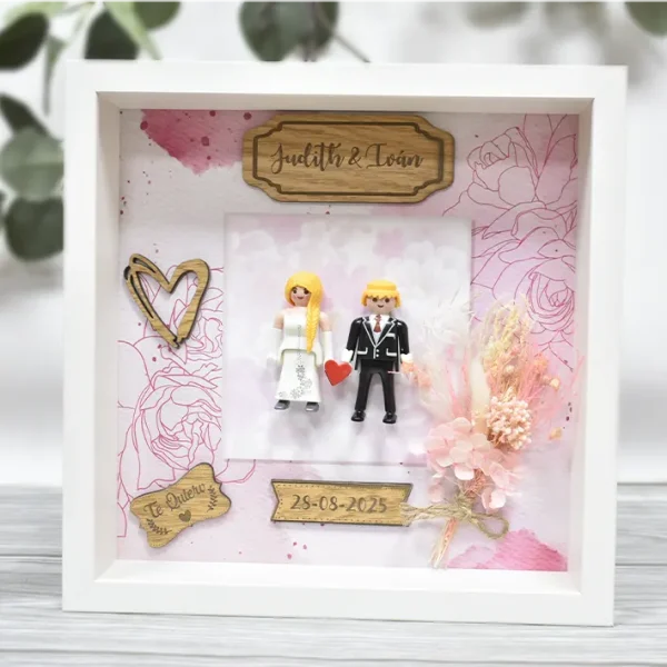 Marco de madera profundo con playmobil personalizados con nombres y textos para regalo de boda.