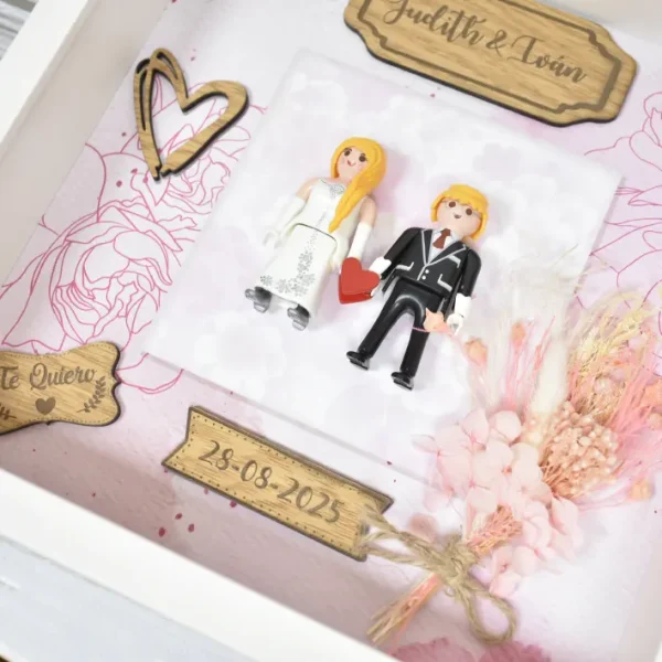 Marco de madera profundo con playmobil personalizados con nombres y textos para regalo de boda.