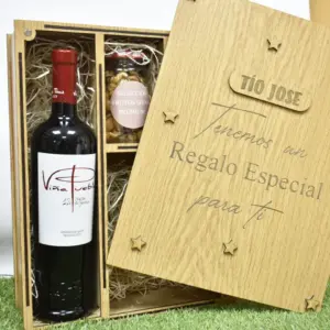 Estuche de madera con tapa grabada con texto TITO JOSE tengo un regalo para ti.