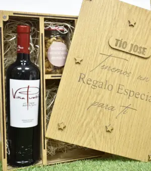 Estuche de madera con tapa grabada con texto TITO JOSE tengo un regalo para ti.